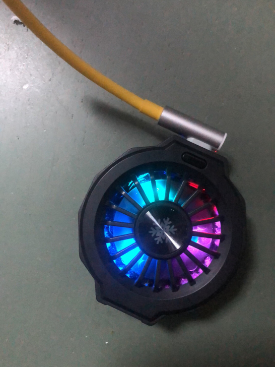 出一个手机无线充电散热器两个功能可以同时开...