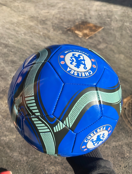 转卖全新蓝色切尔西5号足球儿童足球，因我姐...