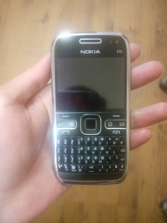 诺基亚E72，满满的情怀，非常小巧，跑步听...