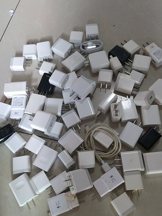 一堆充电头打包发货原装