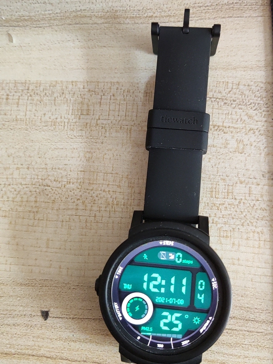 ticwatch e成色如图，功能正常没毛...