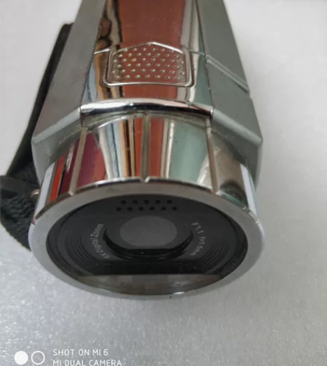 锐银牌摄像机,4节7号电池,可以插大卡,没...