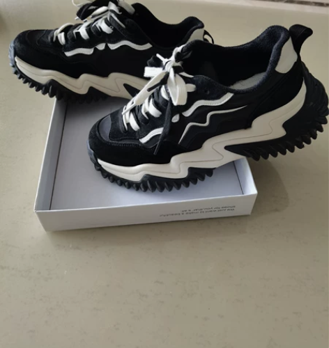 全新仅试穿!38码熊猫款运动鞋,带点内增高...