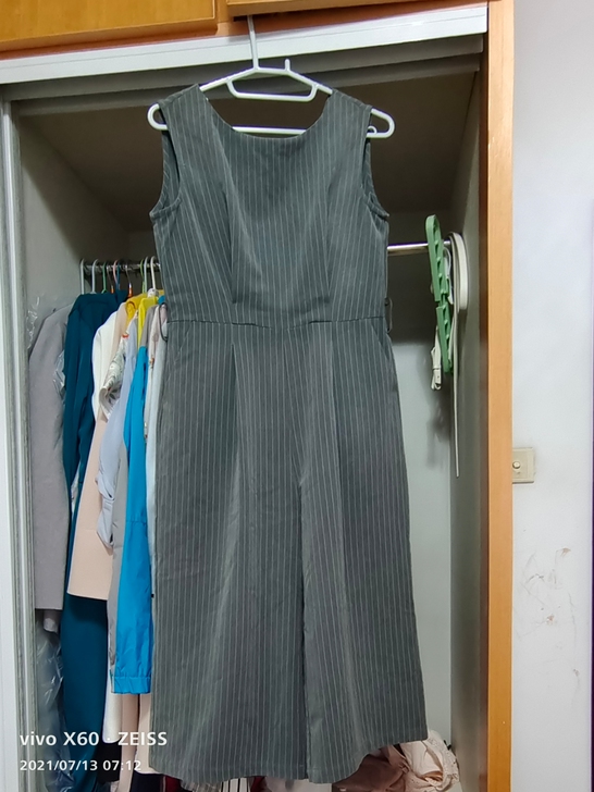两个工装连体裤。50两件。基本上全新