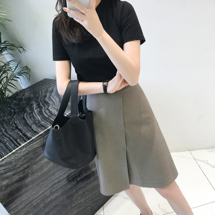 下单发两件,千鸟格短裙和拉夏贝尔黑色短裙,...
