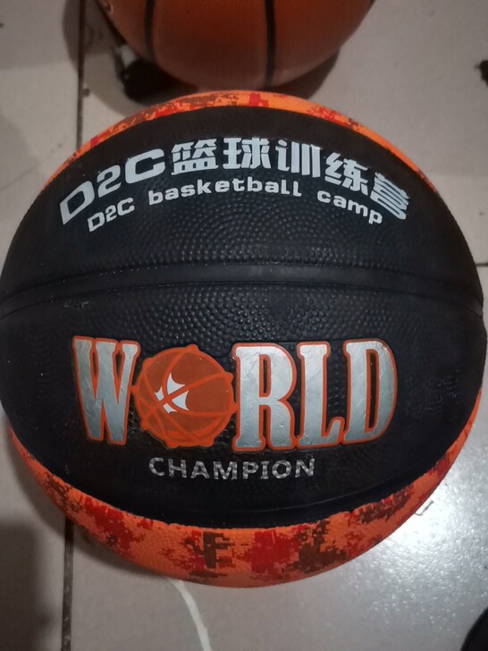 发泡橡胶七号耐磨篮球,基本全新,低价出售。