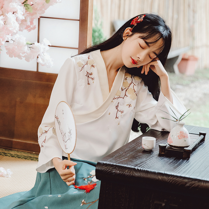 花怜语超仙公主少女复古梅子熟了刺绣两件套汉...