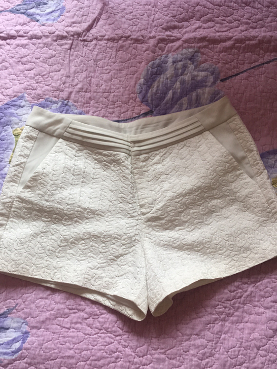 白色高品质短裤，几乎全新，喜欢的私聊我吧
