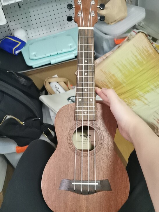 全新尤克里里，很久不碰。。需要自己调音，质...