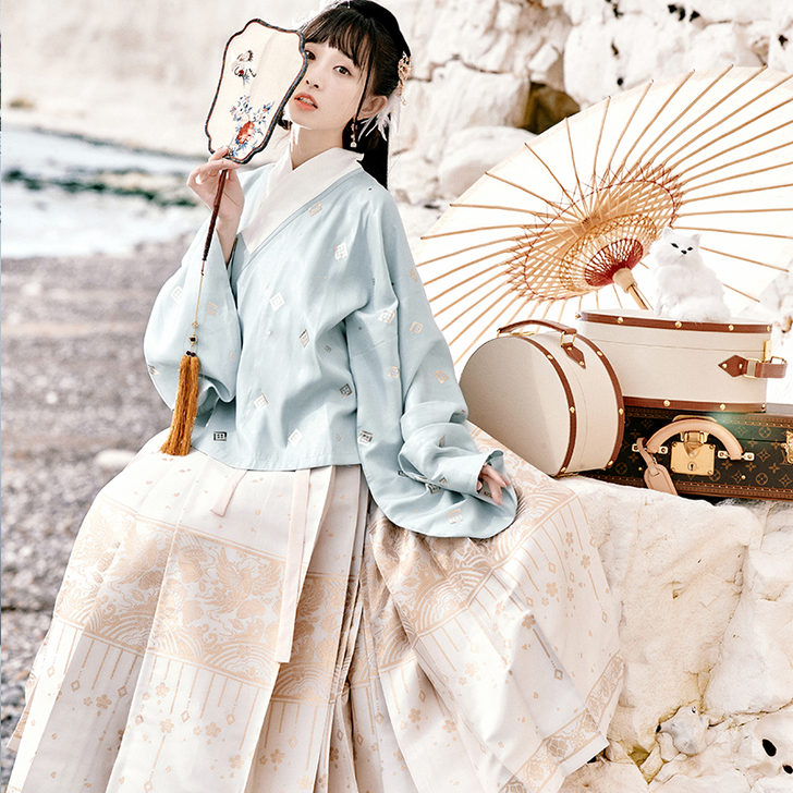 十三余 汉服