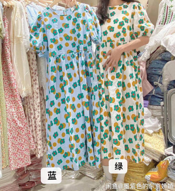 蓝色花朵连衣裙