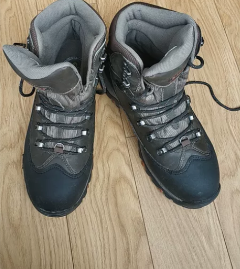 登山鞋 老公穿过，八成新。非常耐磨 牢实。