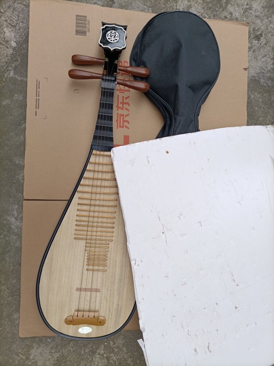 乐器琵琶！500不包邮！保存的很好，没有损...