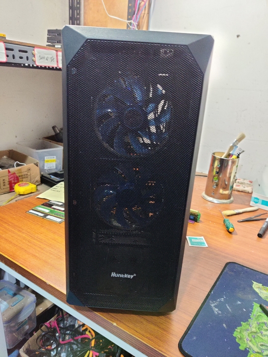 航嘉侧透机箱，亚克力侧板。带三个蓝色风扇，...