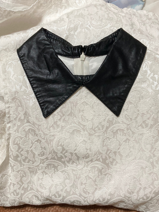 皮质感尖领蕾丝无袖气质连衣裙