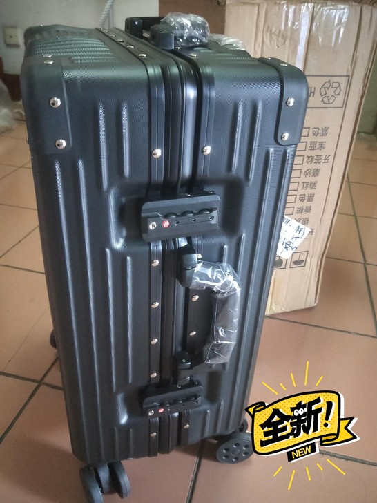 因实体店开不下去处理全新黑色22寸行李箱，...