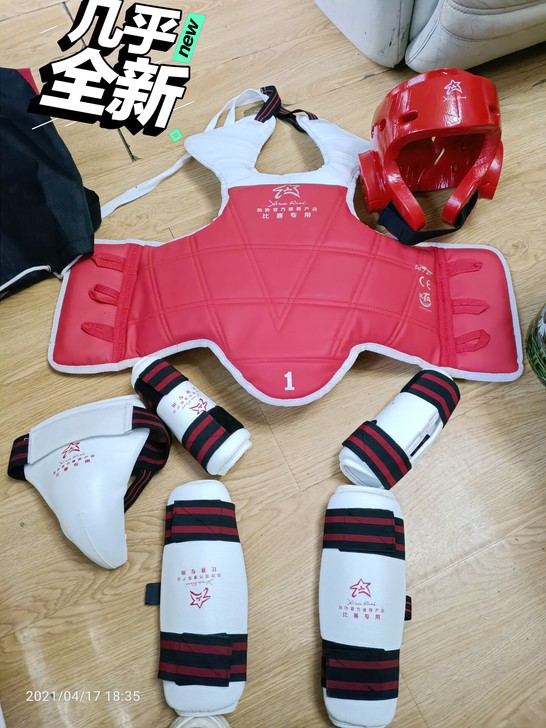前几天咸鱼收的一套全新的跆拳道护具，当时卖...