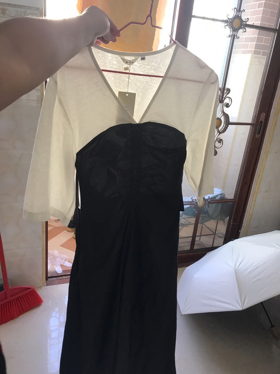 吊牌还在，全新，v领显脖子长，胸口包住了，...