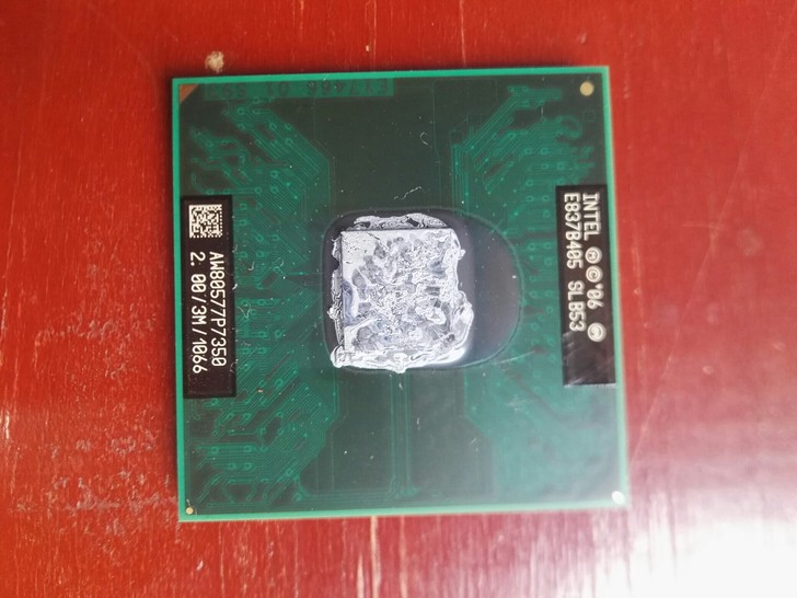 笔记本电脑CPU，型号P7350，一共有两...