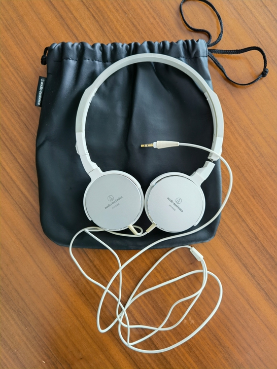 铁三角耳机，买来配电脑玩的，几乎没用