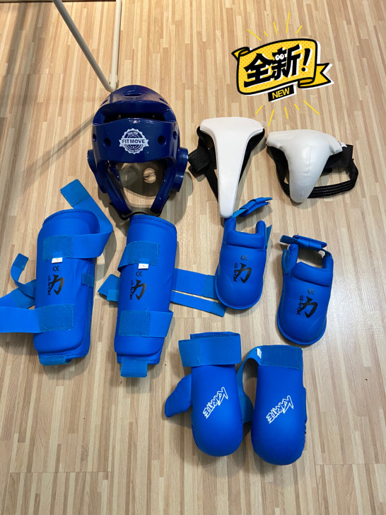 全新没用过，宝宝在菲动体能买的空手道护具，...