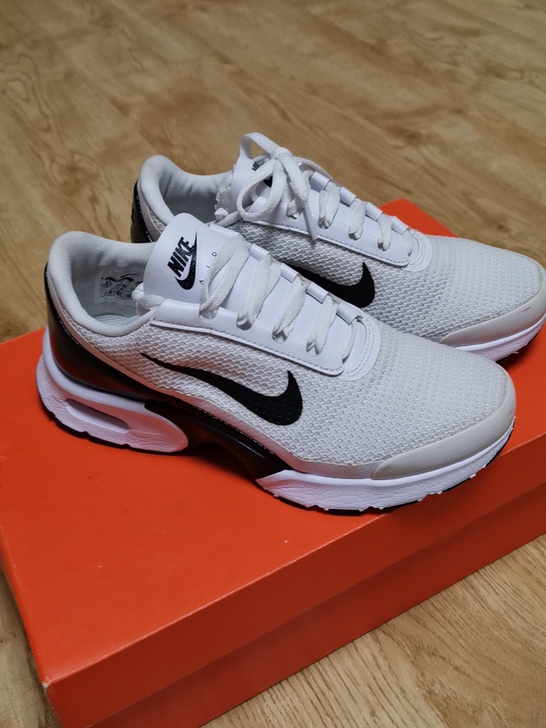 NIKE，女鞋，37.5码，八成新