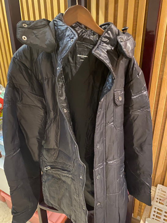 美特斯邦威黑色羽绒服,百搭常规款,男女可穿...