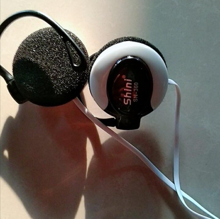 房租涨价手机店倒闭了,亏本转让一批挂耳式耳...