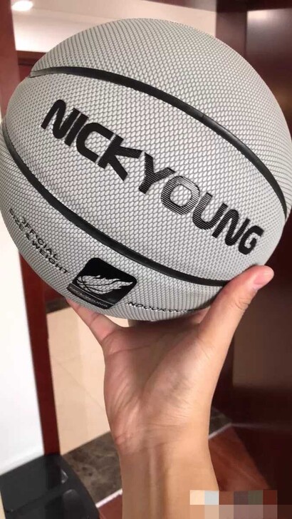 篮球全新,没用过。篮球店一两百的,闲置便宜...