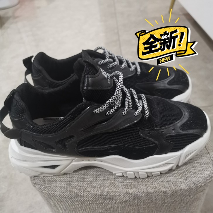 鞋子是朋友送的,质量和用料很好,但尺码大了...