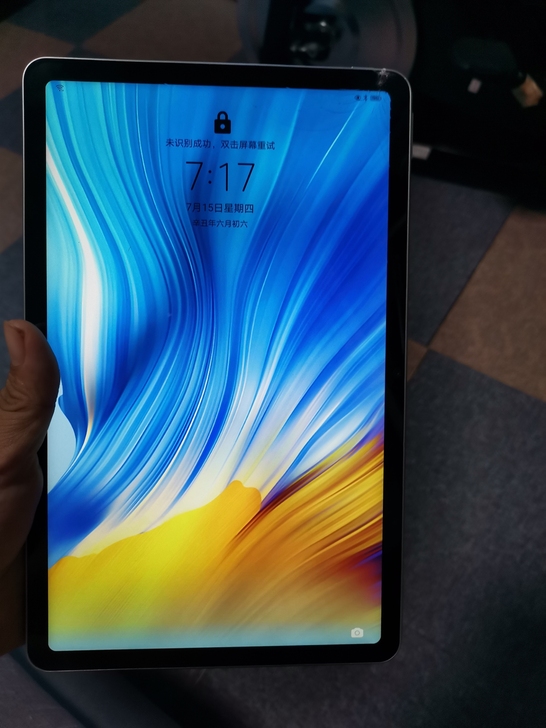 荣耀平板V6去年7月份京东自营入手,外屏右...