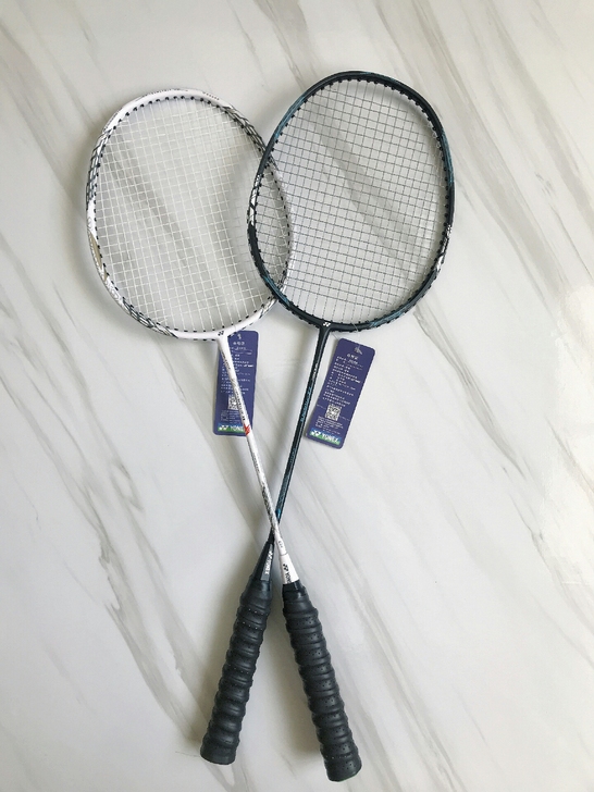 尤尼克斯羽毛球拍一对  个人买来锻炼的超轻...