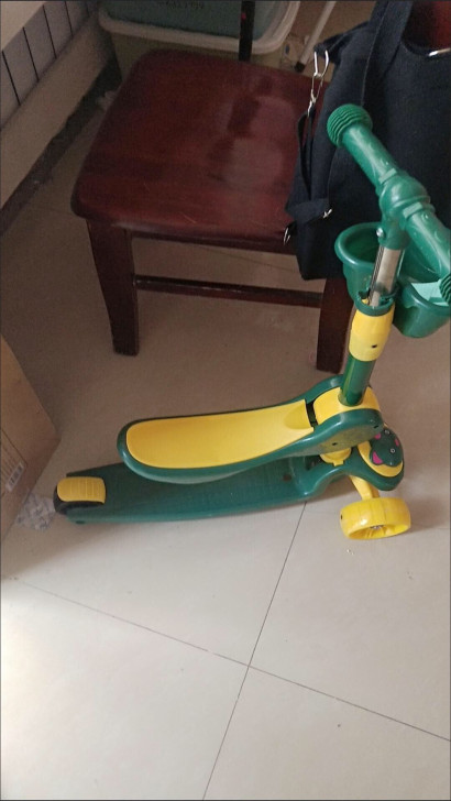 高质量滑板车，带座椅，高度可以调节，带灯，...