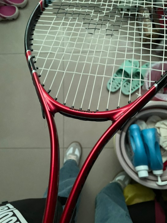 网球拍，阿迪达斯，几乎全新，包邮出，需要的...