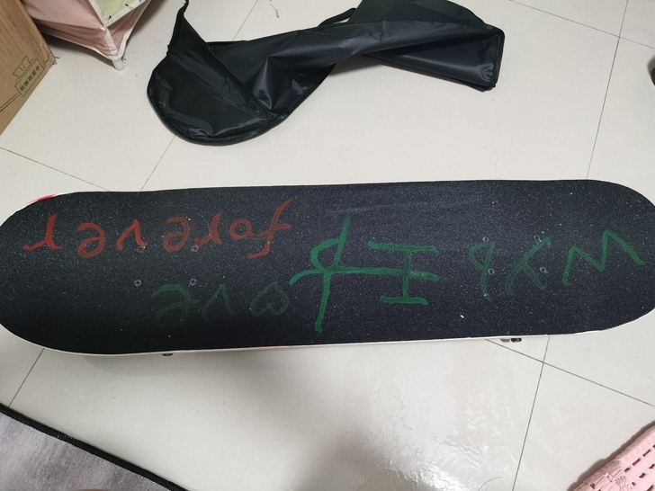 滑板买了还不到一个月呢，只是自己涂鸦了一下...