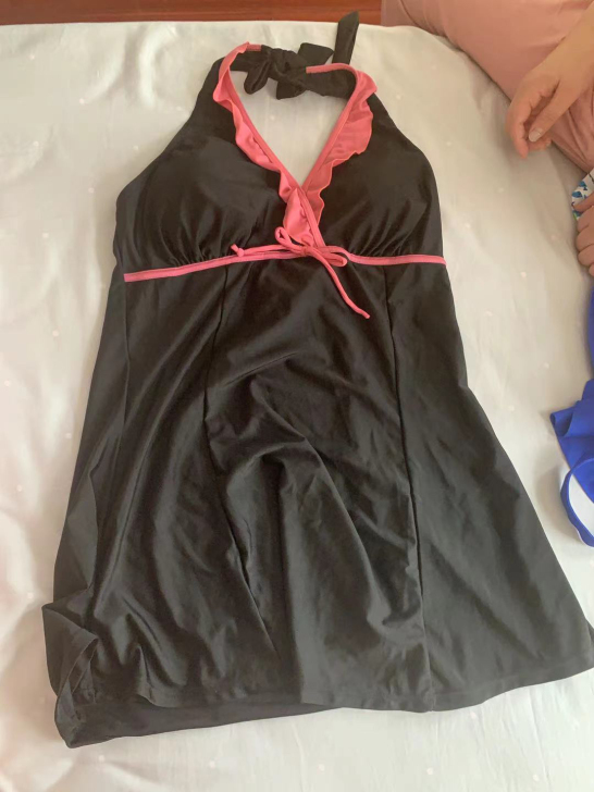 加大码女士泳衣．花边有点褪色，赠送男士泳裤...