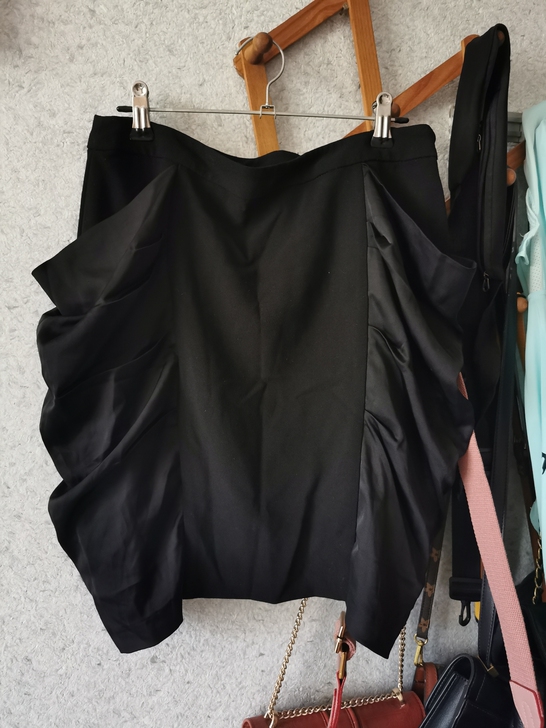 荷叶边半身裙全新大牌剪标的，L码腰围76侧...