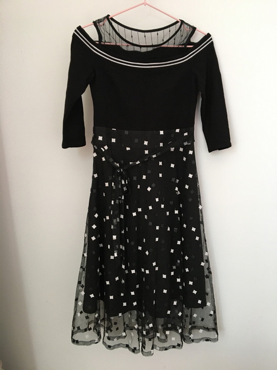 连衣裙，s码，非常好，买来也比较贵，穿小了...