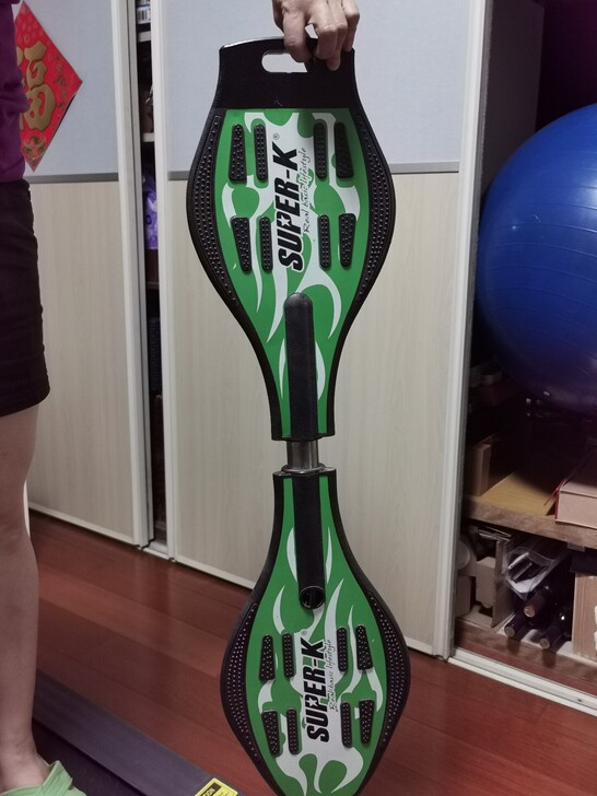 摇滑板 放着闲置很久了