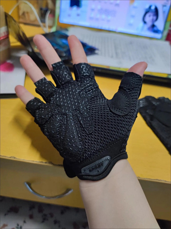 全新 外贸尾货 防滑半指健身手套女士器械锻...