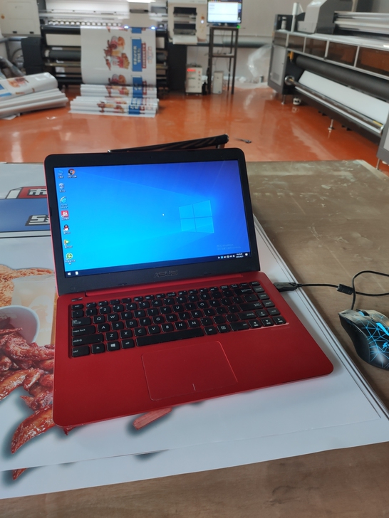 广告公司转让才买一年的笔记本。华硕高配。购...