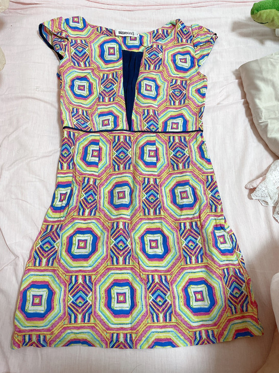 莫名牌子的一条裙子。是出门玩的时候在小店淘...