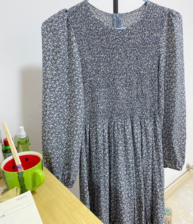 蓝色碎花裙 没穿过一直放在家里，有喜欢的可...