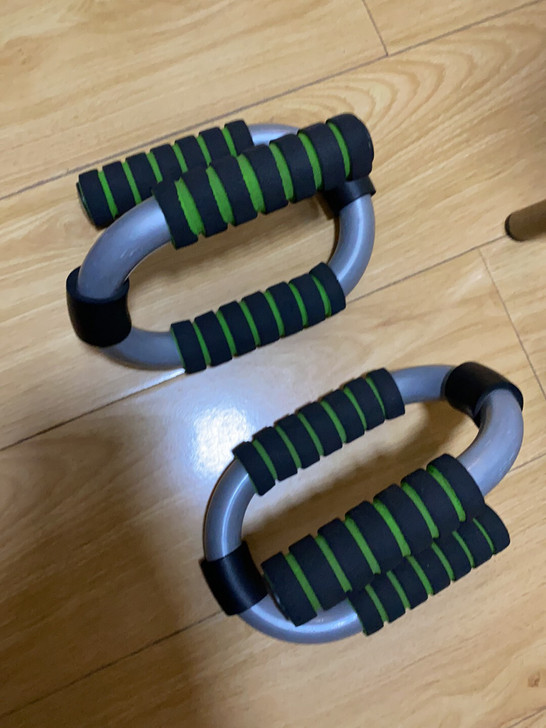 俯卧撑架子，想当年心血来潮要健身买的，没练...