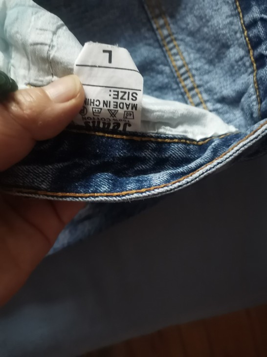牛仔裤阔腿裤9新,L码,30元一条,衣服是...