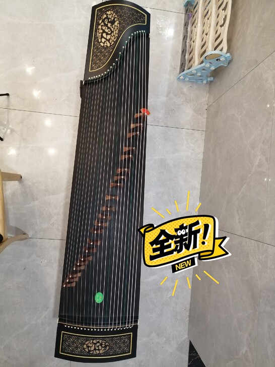 全新古筝琴,包装配件都在。如图。