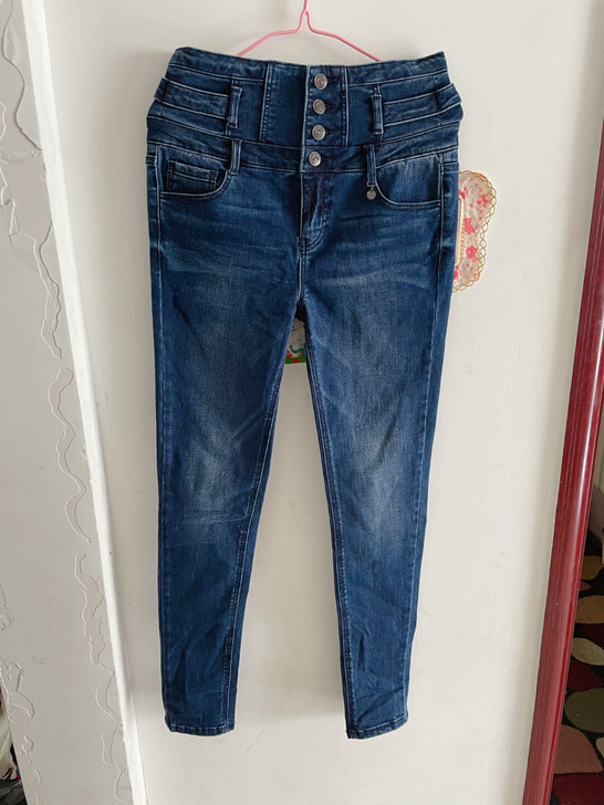 弹力高腰牛仔裤。100-120斤。腰围73...