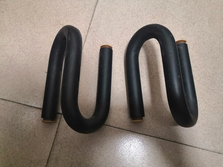 俯卧撑健身器材，材料金属的。