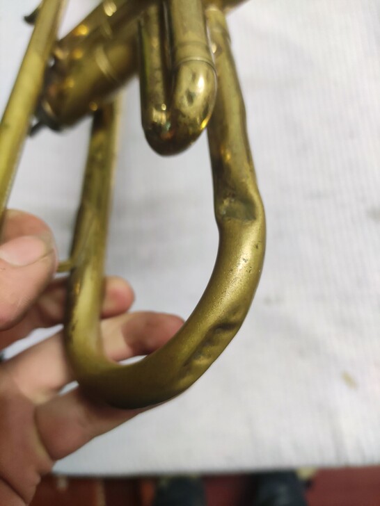 小号职业精修  这是顾客最近拿来修理的小号...