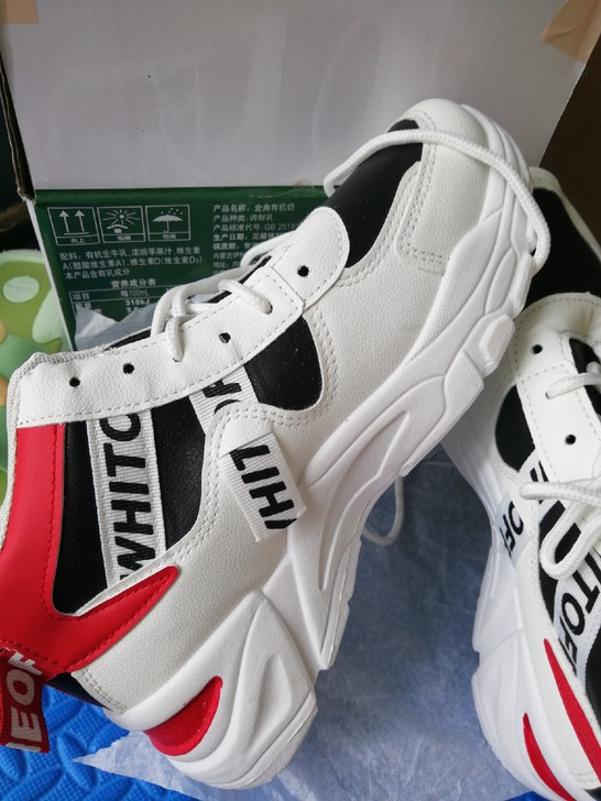 运动鞋，偏大一码，写着38码的，但实际是3...